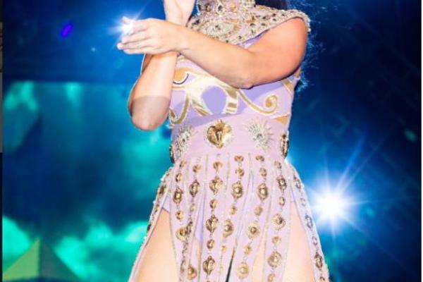 POKAZALA OGROMAN PRSTEN! Pevačica se verila na Dan zaljubljenih, a zbog jednog komentara svi misle da je TRUDNA!