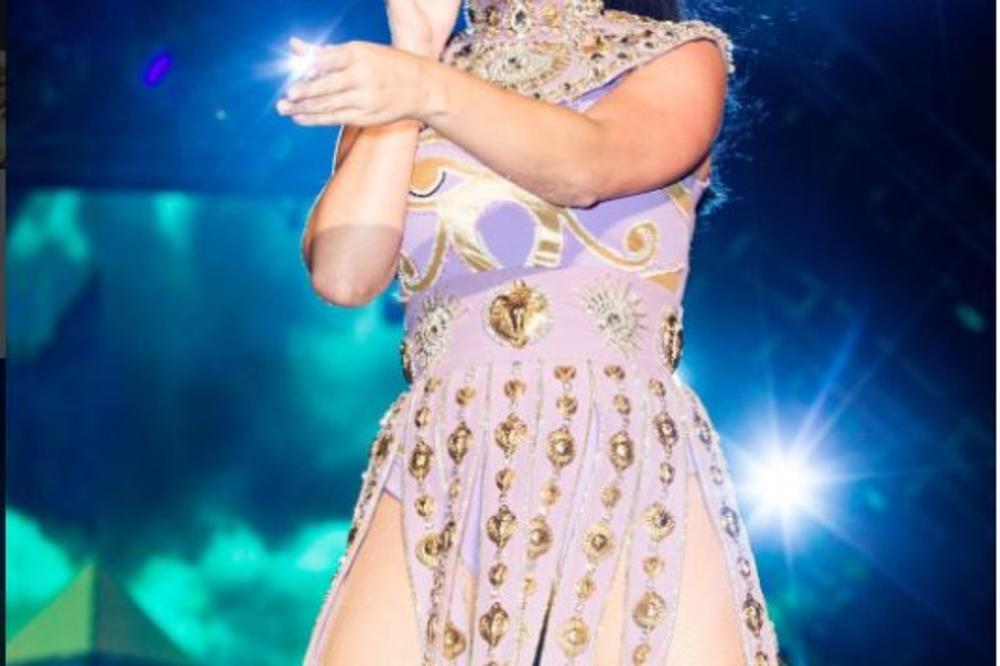 SVI JOJ SE SMEJU: Poznata pevačica RASKINULA sa dečkom, pa DRASTIČNO promenila izgled! (FOTO)