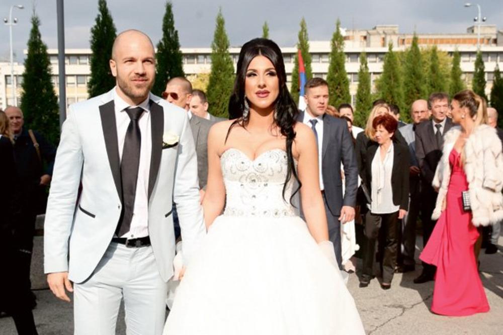 ŠUŠKALO SE DA JE VARAO TRUDNU SUPRUGU! Ona mu je sada rodila ćerku, a bivši farmer joj je dao NEOBIČNO IME! (FOTO)