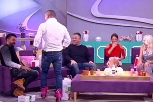 NIŠTA BOLJE SKORO NISMO VIDELI: Đani prošetao u sandalama na štiklu, svi u studiju VRIŠTALI OD SMEHA! (VIDEO)