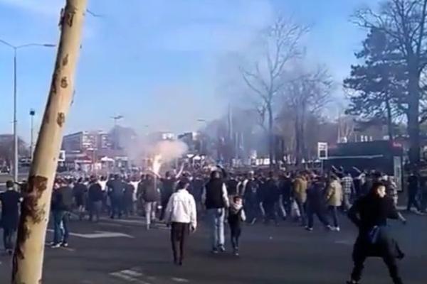 HAOS VEĆ POČEO! Korteo Grobara bakljama gađao žandarmeriju! (VIDEO)