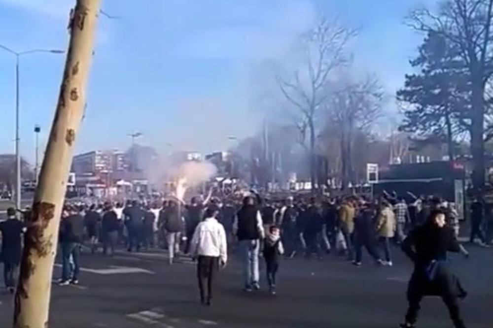 HAOS VEĆ POČEO! Korteo Grobara bakljama gađao žandarmeriju! (VIDEO)