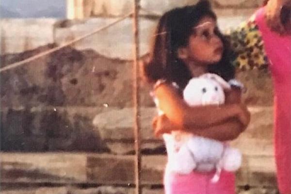 PROSLAVILE SU JE VRELE SCENE SEKSA: Da li prepoznajete našu čuvenu GLUMICU sa fotografije? (FOTO)