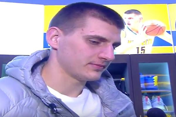 NIKOLA, IZVINI: Dok je Jokić davao izjavu, američki novinar je napravio gest koji je oduševio Srbiju! (VIDEO)