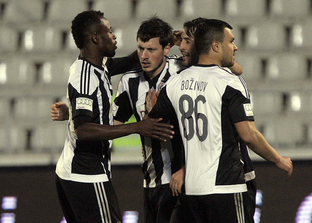 Nikola Ninković u zagrljaju tadašnjih saigrača 