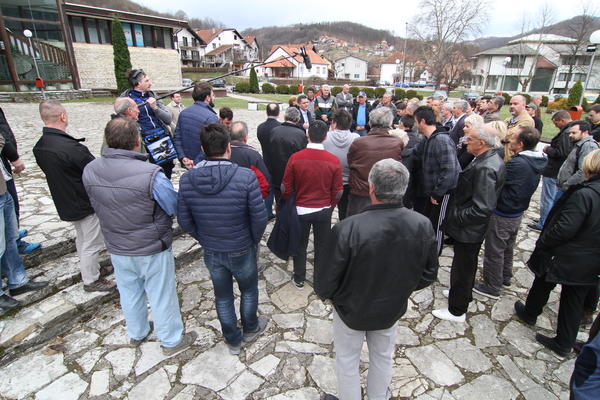 SNS ODGOVARA JEREMIĆU: Laže da nije dobio salu, pravio je cirkus sa 25 pristalica!