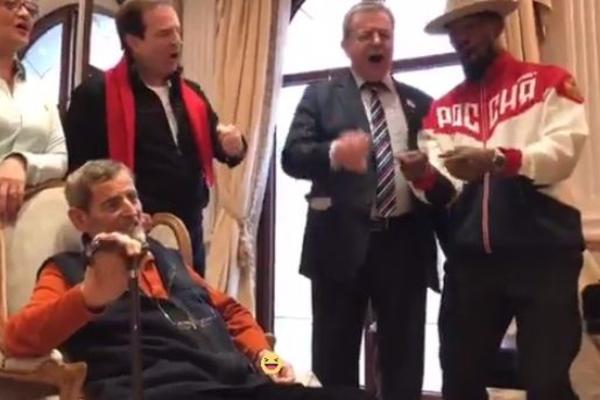 Džejmi Foks sa Karićima PEVAO RUSKE PESME, ali POKLON koji mu je Bogoljub dao uzdrmaće svetsku politiku! (FOTO)