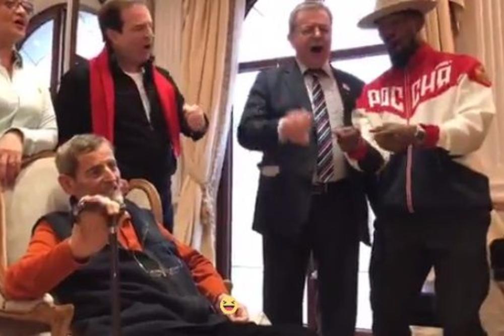Džejmi Foks sa Karićima PEVAO RUSKE PESME, ali POKLON koji mu je Bogoljub dao uzdrmaće svetsku politiku! (FOTO)