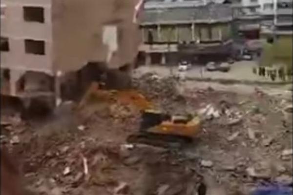UŽAS NA GRADILIŠTU: Cela zgrada se srušila i zatrpala radnike! (VIDEO)