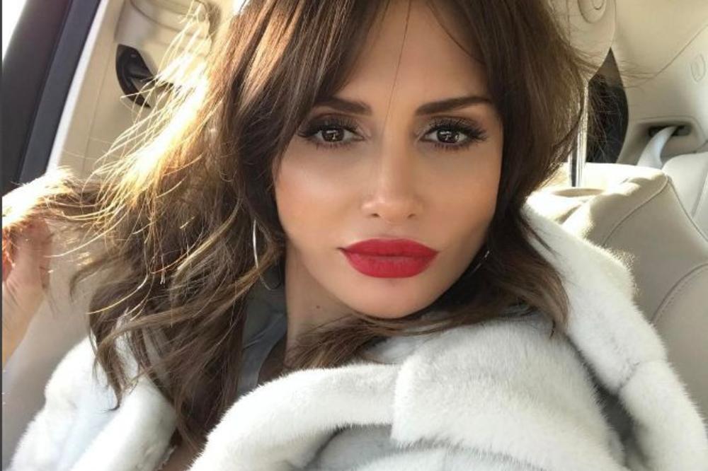 MUSTAFA JE OTPAO, ZGODNI ČIKA JE SADA U AKCIJI! Emina Jahović u vezi sa 18 godina starijim TURSKIM MILIONEROM? (FOTO)