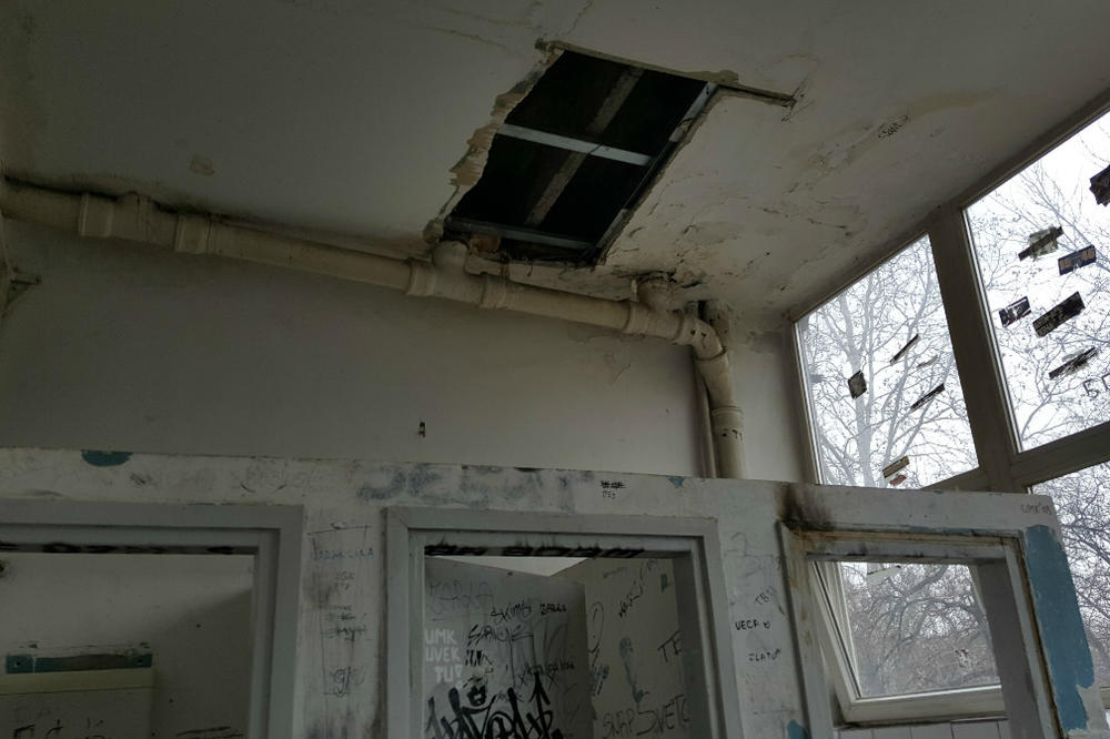 VLAGA, RUPETINE, MALTER OTPADA: Ovo nije škola, VEĆ RUINA, i to usred Beograda! (FOTO)