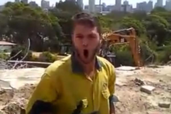 ZA OVIM MOMKOM POLUDELA JE CELA PLANETA: Građevinac, a peva KAO PAVAROTI! (VIDEO)