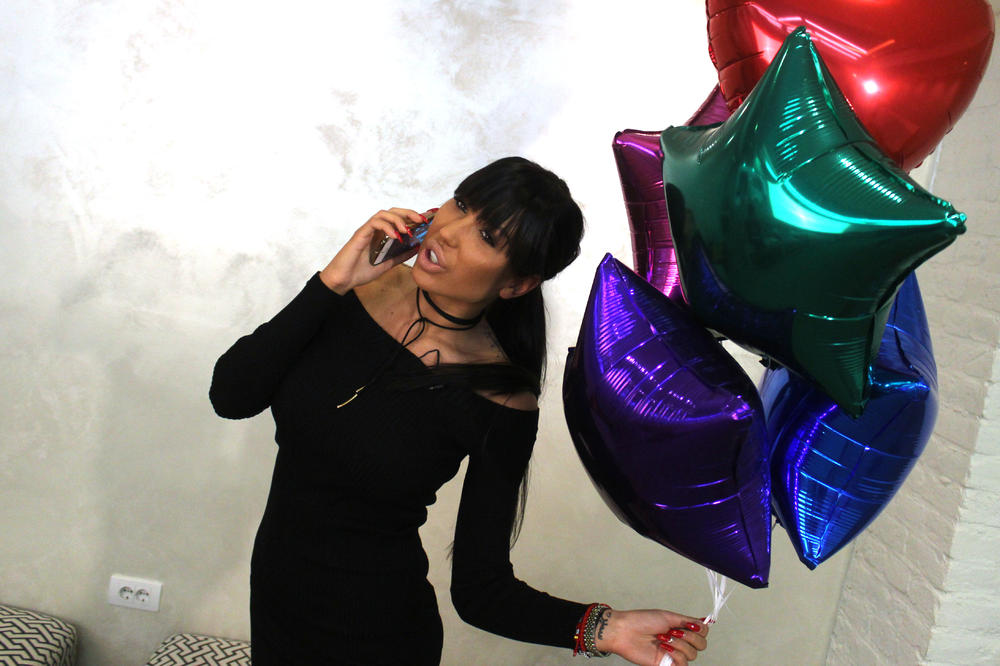 CECA ĆE OGLUVETI AKO OVO ČUJE! Tijana Ajfon zapevala čuveni hit, slušate ga na sopstvenu odgovornost! (VIDEO)