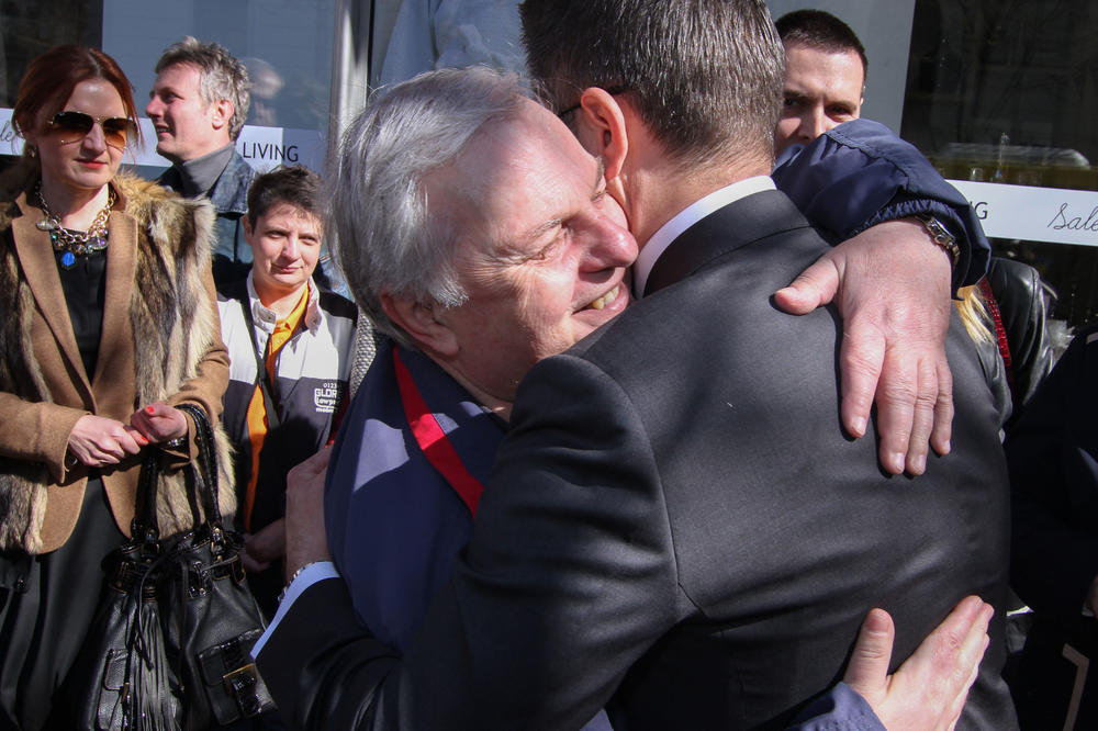 GRLIO PENZIONERE I PRIČAO SA GRAĐANIMA: Jeremić punim gasom u kampanji! (FOTO)