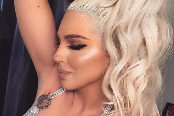 JK U POTPUNO PROZIRNOM KOMPLETU! Providi se od glave do pete, a ispod njega sevaju gole grudi? (FOTO)