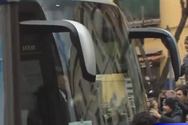 AUTOBUS JEDVA DOŠAO DO HOTELA: Navijači Napolija priredili vreo doček igračima Reala! (VIDEO)