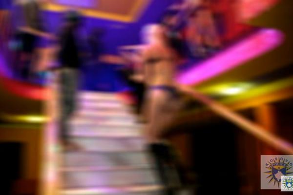 Policija upala u klub na Kosovu i zatekla žene koje iza rešetaka klijentima pružaju seks za novac! (VIDEO)