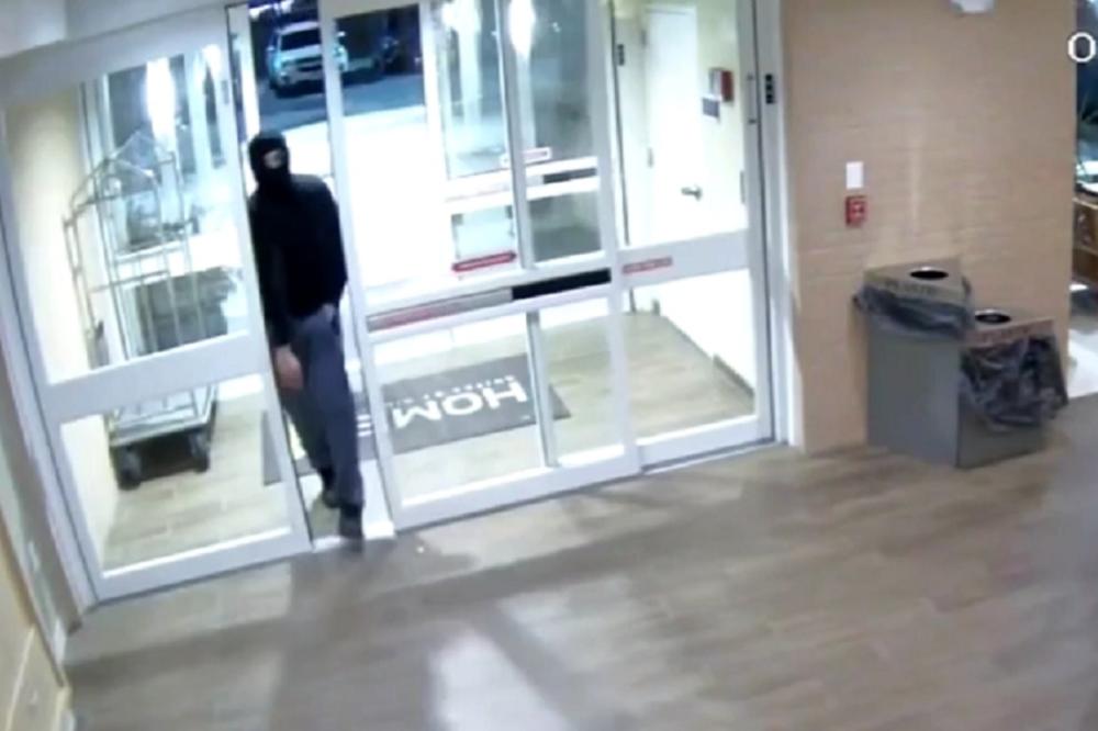 Uhvaćen kamerama: Maskirani muškarac brutalno napao radnicu hotela! (VIDEO)