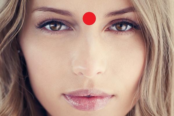 Šta se događa kada samo 1 minut masirate ovu tačku na čelu? (FOTO)