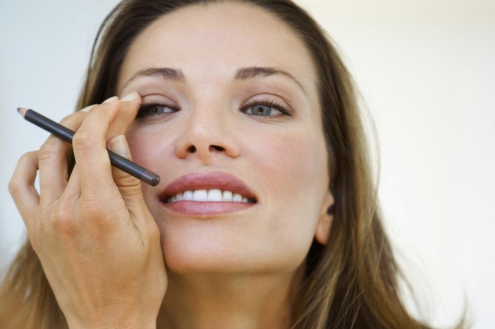 3 problema koje razumeju samo devojke koje ne umeju da nanesu ajlajner! (FOTO) (GIF)