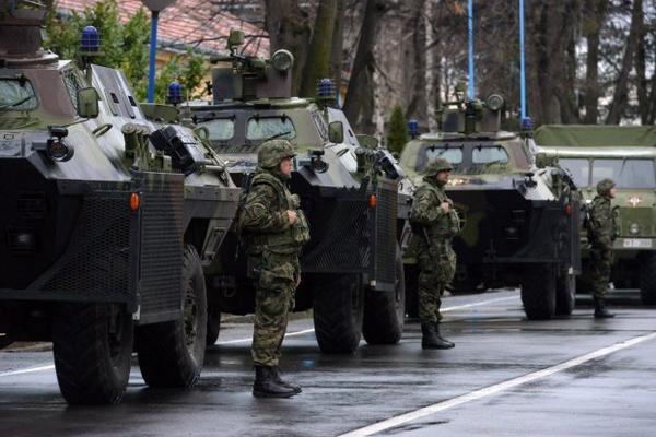 VOJSKA SE SUKOBILA SA 9.000 MIGRANATA: Totalni haos na granici (VIDEO)