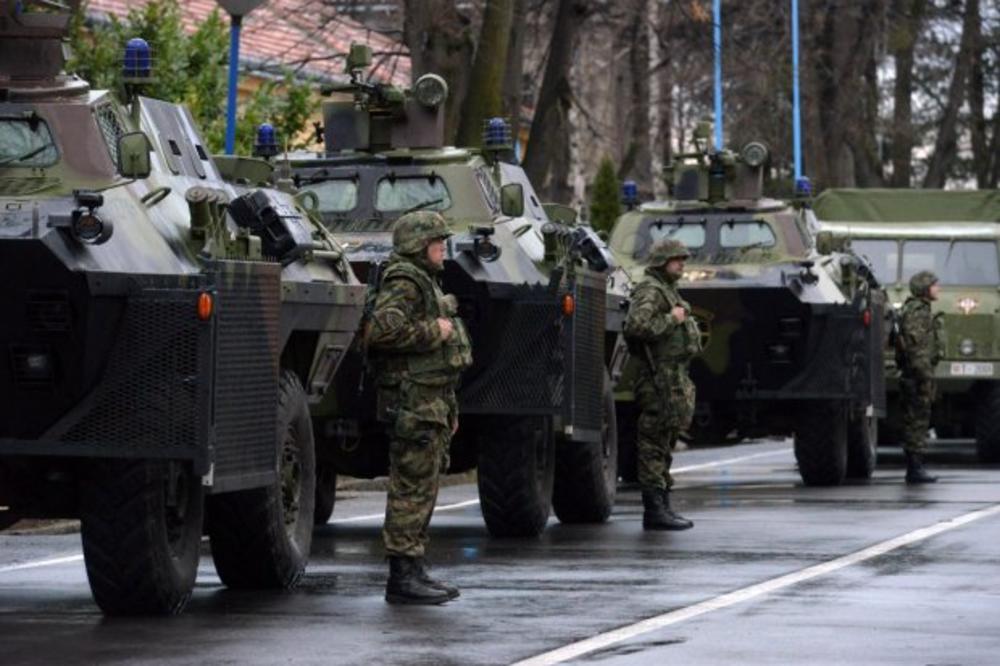 VOJSKA SE SUKOBILA SA 9.000 MIGRANATA: Totalni haos na granici (VIDEO)