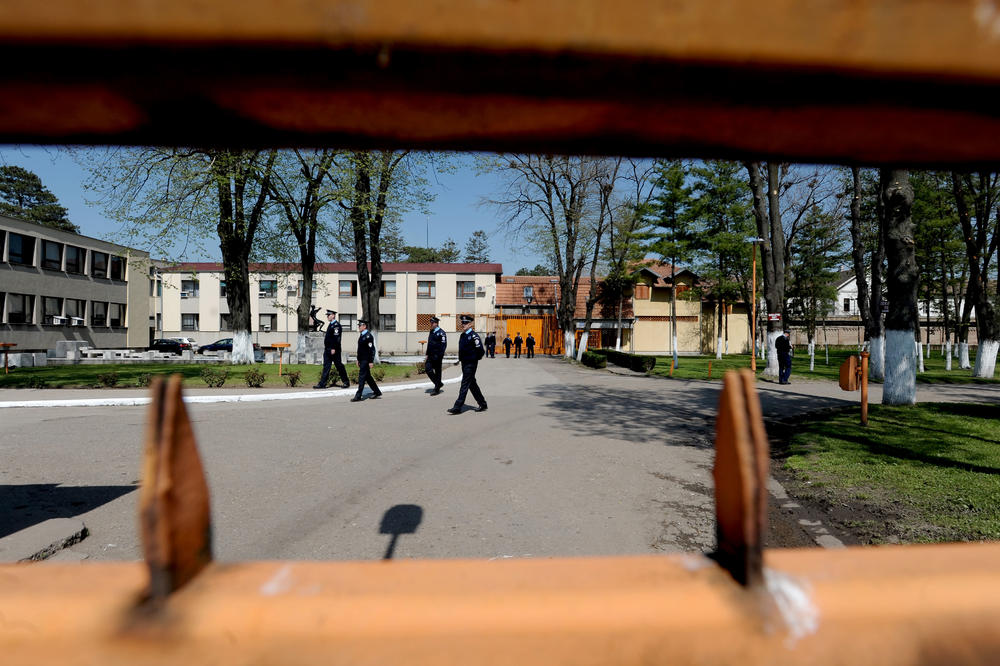 PREREZAO SEBI VRAT POKLOPCEM KONZERVE: Ovo su stravični detalji jezivog samoubistva u srpskom zatvoru!