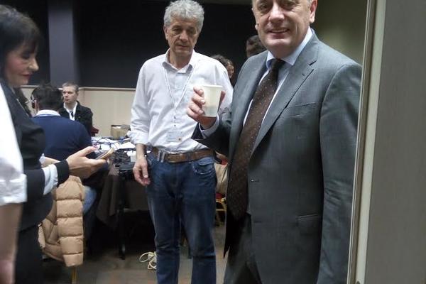 KAD TE NOVINARI ČASTE: Ministar Antić zalutao, pa dobio kafu od sedme sile! (FOTO) (VIDEO)