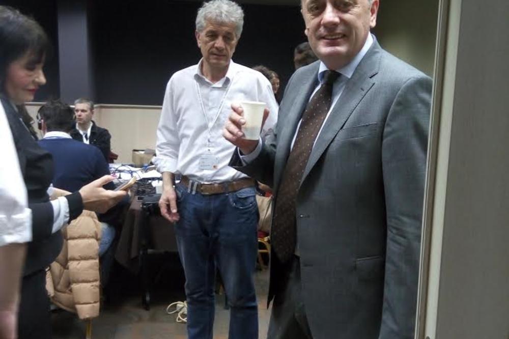 KAD TE NOVINARI ČASTE: Ministar Antić zalutao, pa dobio kafu od sedme sile! (FOTO) (VIDEO)