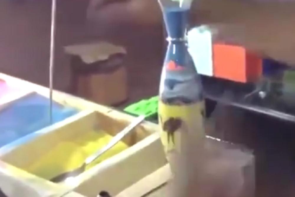 MAGIJA U BOCI: Sipao je pesak u običnu vazu, a onda je usledio ŠOK! (VIDEO)