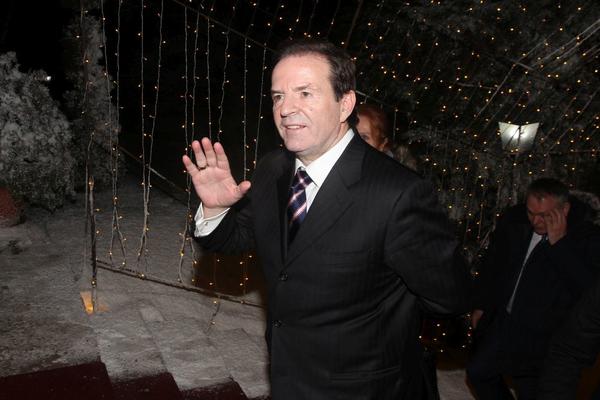 Latice ruža i video snimak: Bogoljub svim ženama čestitao 8. mart iz spavaće sobe! (VIDEO)