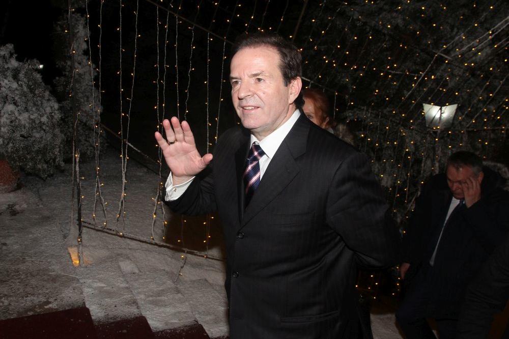 Latice ruža i video snimak: Bogoljub svim ženama čestitao 8. mart iz spavaće sobe! (VIDEO)