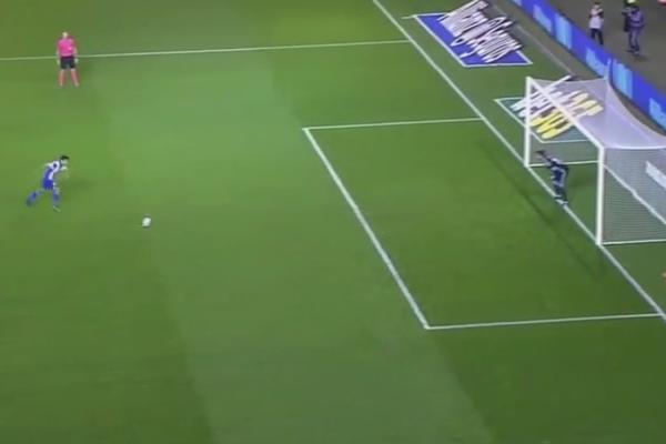 Deportivo sa penala spasio živu glavu i pobegao od opasne zone! (VIDEO)