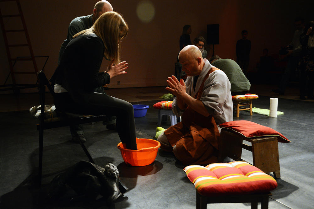 NEPOZNATI BUDISTA OPRAO MI JE NOGE ZA 8. MART: Imala sam najluđI provod Dana žena ikad! (FOTO) (VIDEO)