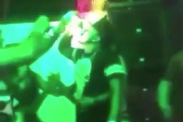 Opklada ga koštala života: Popio flašu tekile, srušio se i umro! (UZNEMIRUJUĆI VIDEO)