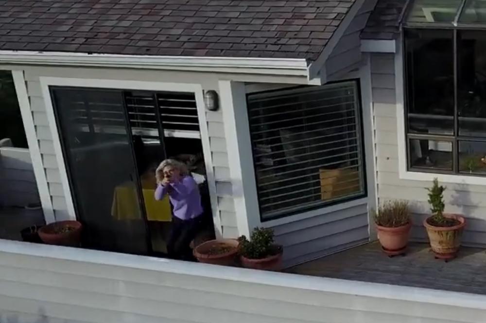 Baba je NERVOZNA I MRZI DRONOVE! Nije ni čudo što je potegla OPASNO ORUŽJE! (VIDEO)