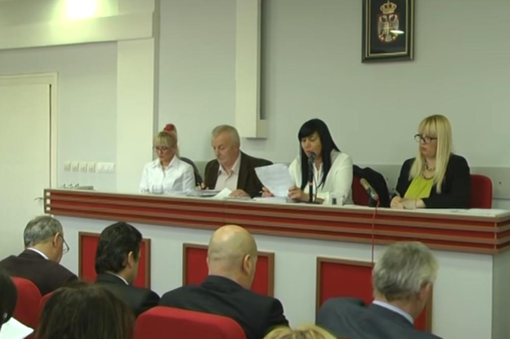 ŠOK U POŽEGI, predsednik opštine odbornicu uporedio sa aligatorom: OTKINULA SI MI DVA PRSTA!