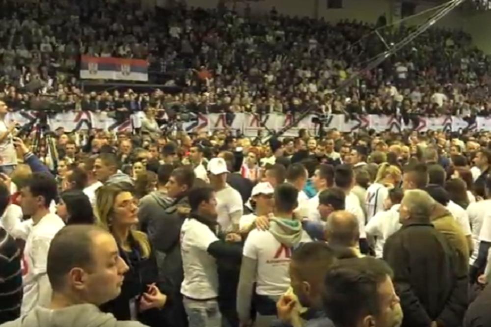 MITING SNS-A U POŽAREVCU: Hala preplavljena stranačkim zastavama! Vučić: Brinu me oni koji hoće da pucaju po Srbiji!(VIDEO)