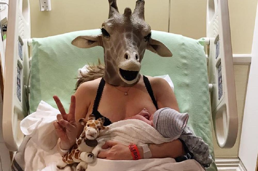 Kakva carica! Porađala se sa maskom žirafe i zaludela svet! (FOTO) (VIDEO)