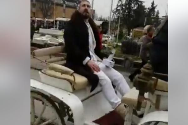 AVE BELI! PRELETAČEVIĆ posetio Kragujevčane u KOČIJI, ljudi oduševljeni! (VIDEO)