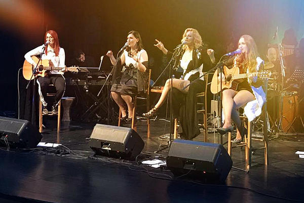 GDE SU FRAJLE? TAMO GDE JE VLAST! Pevaju za SNS, a nekad su podržavale ljutog protivnika! (FOTO)