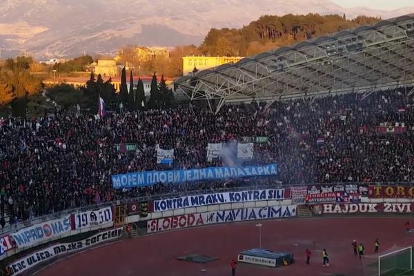 Torcida pevala ČETNIČKE PESME i provocirala ĆIRILICOM, a onda je počelo da grmi: Ubij, ubij, ubij Srbina! (FOTO) (VIDEO)
