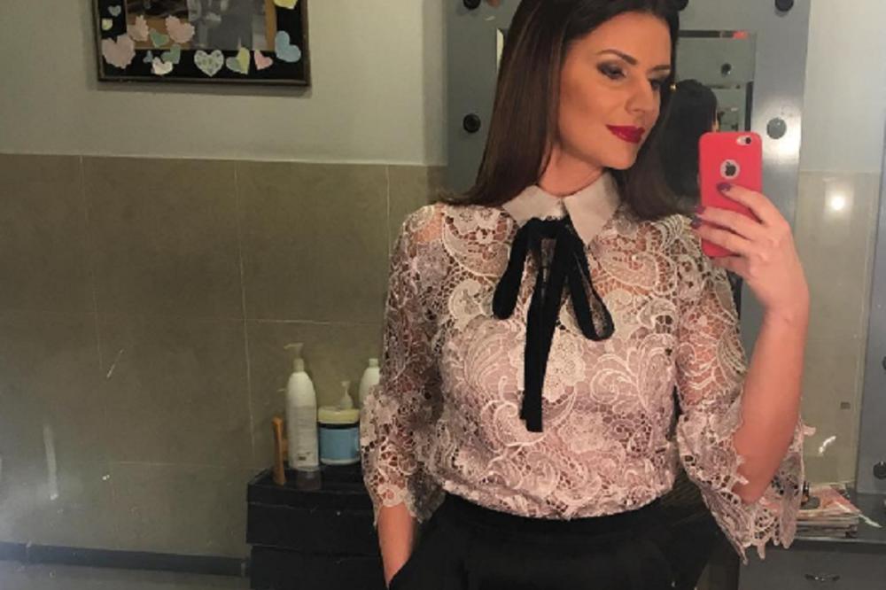 ONA NEMA KOMPLEKSE, ali kada je vidite bez šminke - ostaćete u šoku! Poznata voditeljka pokazala sve - crno na belo! (FOTO)