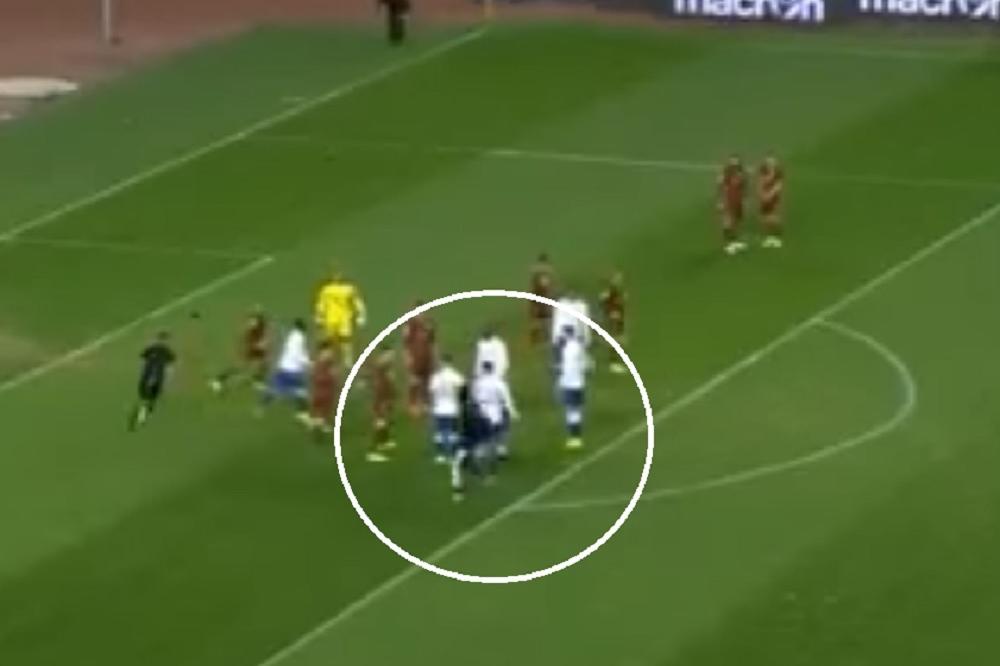 TOTALNI HAOS NA DERBIJU U SPLITU! Navijač upao na teren i palicom napao sudiju! (VIDEO)