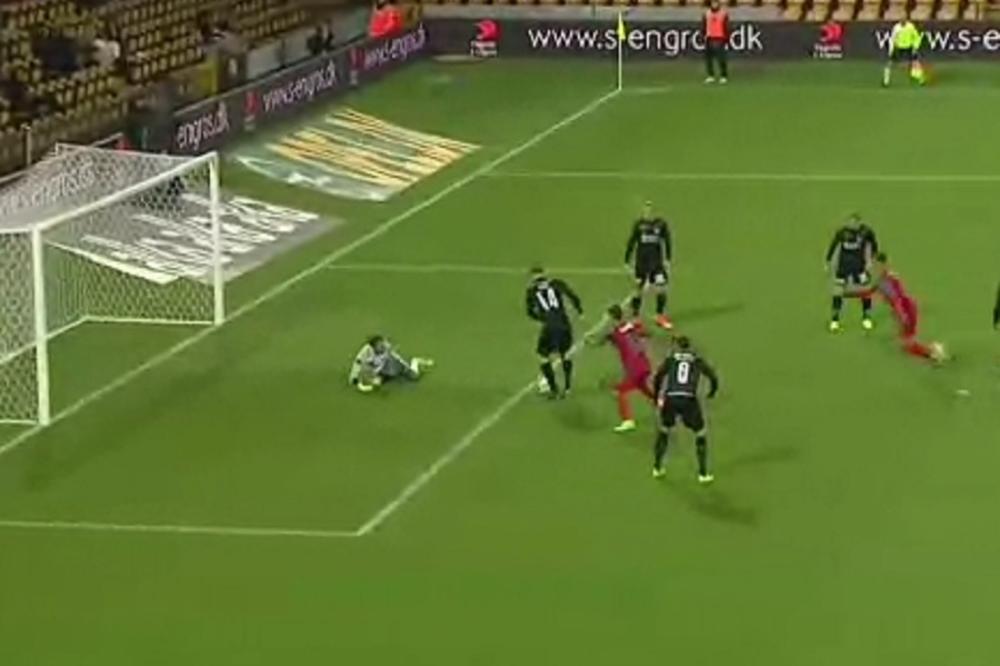 ZAUSTAVITE FUDBAL, POBACAJTE KOPAČKE! Ovakav autogol svet još uvek nije video! (VIDEO)