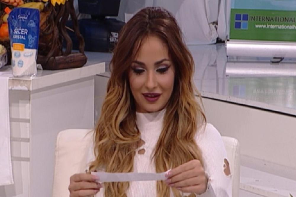 IMAŠ MINUS: Seksi Sandra ne ume da sabere dva broja! (FOTO)