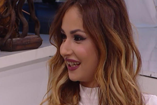 SEĆATE SE SEKSI SANDRE!? NAKON RIJALITIJA I PROVOKATIVNIH HITOVA SKROZ SE POVUKLA: I dalje izgleda BOMBASTIČNO!