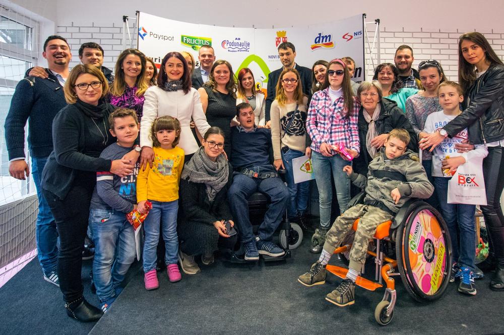 Nikola je još jedno dete koje je dobilo pomoć - invalidska kolica  koja mu omogućavaju olakšanu svakodnevicu (FOTO)