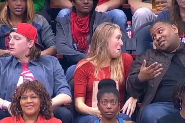 OVO JE BOLELO: Odbio da poljubi devojku na utakmici, a onda je usledila krvava osveta! (VIDEO)