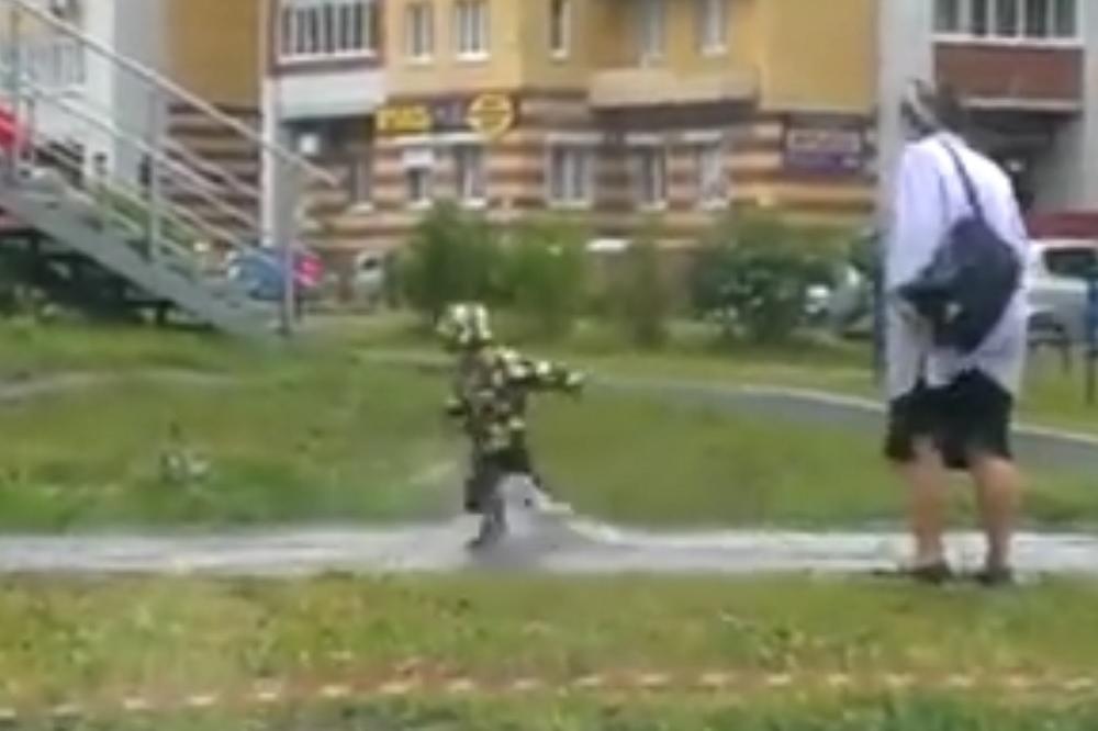 Unuk uživa, a babu SAMO ŠTO ŠLOG NIJE STREFIO! Ovo su BAŠ SVI radili kad su bili mali! (VIDEO)